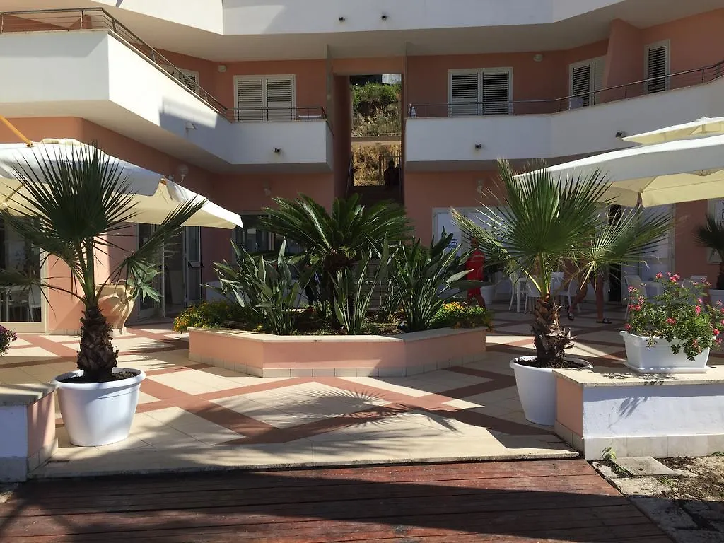 Aparthotel La Scogliera Blu à Caronia Italie