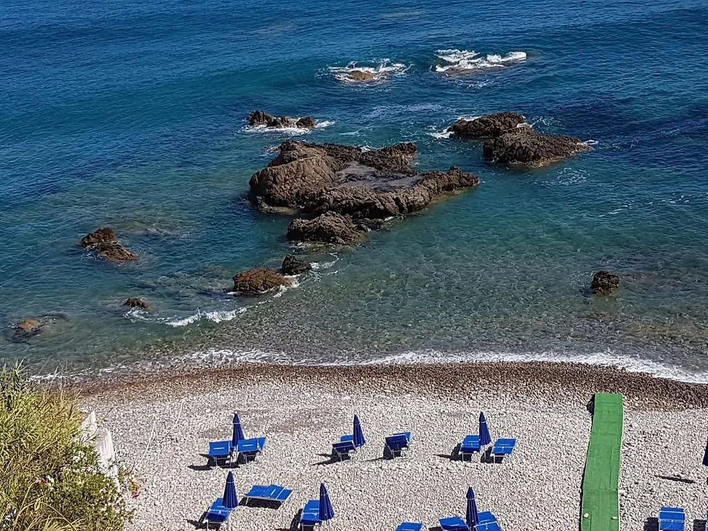 Aparthotel La Scogliera Blu à Caronia 0*,